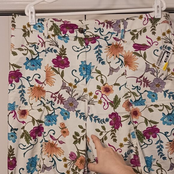 #269 3/$18 - Chicos White/Pink Capris Size 3 - Picture 8 of 11